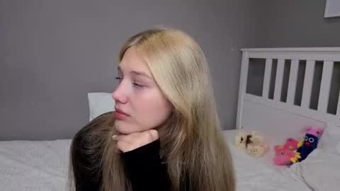 Snapshot of lil_tasty33 chatting on 11/13/25, 10:03 Emma online show from 11/13/25, 10:03