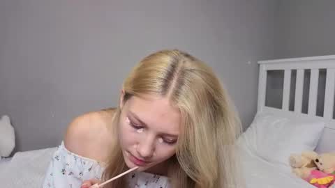 Snapshot of lil_tasty33 chatting on 11/14/25, 10:03 Emma online show from 11/14/25, 10:03