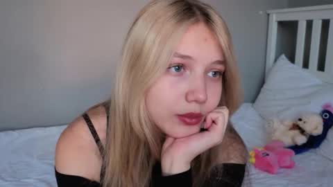 Snapshot of lil_tasty33 chatting on 11/17/25, 09:59 Emma online show from 11/17/25, 09:59