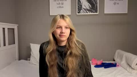 Snapshot of lil_tasty33 chatting on 11/26/25, 10:05 Emma online show from 11/26/25, 10:05