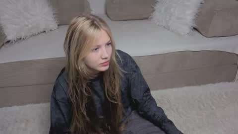 Snapshot of lil_tasty33 chatting on 11/27/25, 09:55 Emma online show from 11/27/25, 09:55