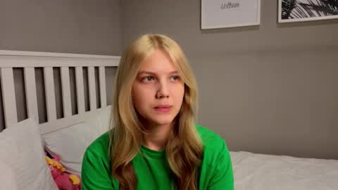 Snapshot of lil_tasty33 chatting on 12/02/25, 10:42 Emma online show from 12/02/25, 10:42