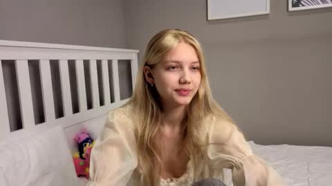 Snapshot of lil_tasty33 chatting on 12/04/25, 09:51 Emma online show from 12/04/25, 09:51