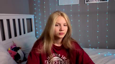 Snapshot of lil_tasty33 chatting on 12/15/25, 10:52 Emma online show from 12/15/25, 10:52