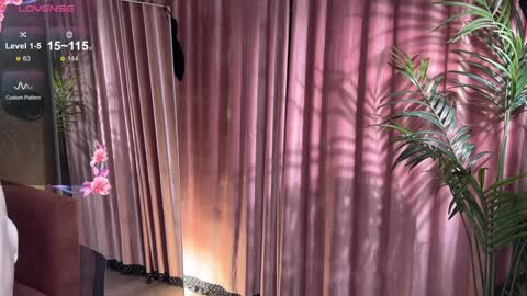 Snapshot of lili_01 chatting on 09/21/25, 10:39 Lili online show from 09/21/25, 10:39