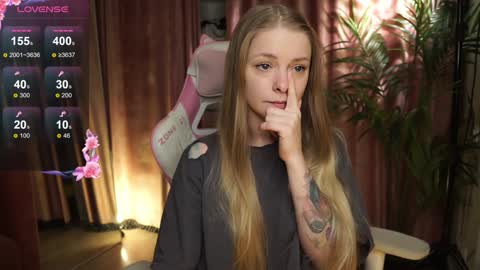 Snapshot of lili_01 chatting on 10/30/25, 11:00 Lili online show from 10/30/25, 11:00