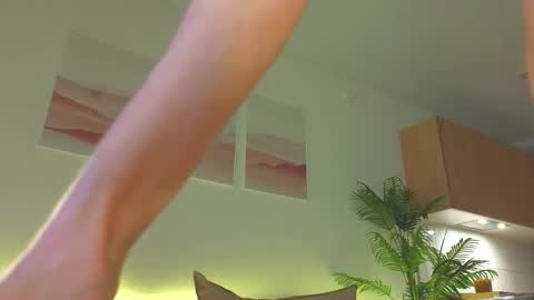 Snapshot of lili__roze_ chatting on 09/19/25, 05:20 lili__roze_ online show from 09/19/25, 05:20