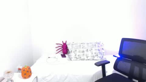 lilian online show from 10/22/25, 08:08