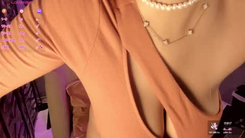 holis soy lily chang no olvides el pulgar arriba es muy importante para mi 3 independent model online show from 09/15/25, 08:20
