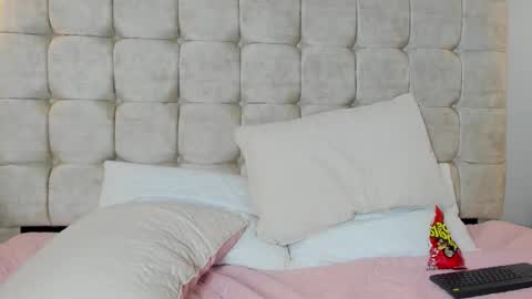 Snapshot of lilie_petite chatting on 12/03/25, 11:25 Lilie online show from 12/03/25, 11:25