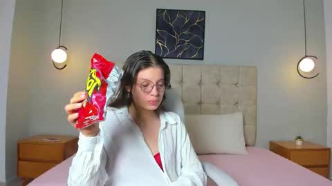 Snapshot of lilie_petite chatting on 12/04/25, 11:24 Lilie online show from 12/04/25, 11:24