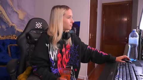 lilielfie online show from 10/01/25, 06:52