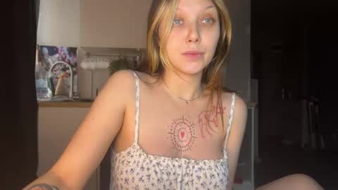 Snapshot of lilies_and_minipoots chatting on 10/24/25, 05:04 Sonechka online show from 10/24/25, 05:04