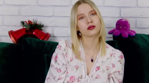 LiliLinn online show from 12/27/24, 08:24