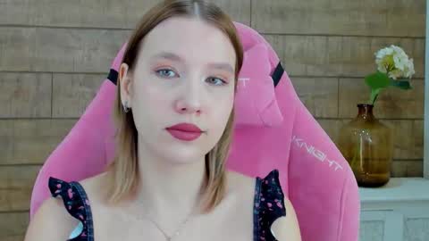 Snapshot of lililinn chatting on 10/21/25, 04:24 LiliLinn online show from 10/21/25, 04:24