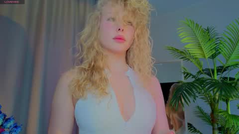 Snapshot of lililok101 chatting on 11/13/25, 02:32 lililok101 online show from 11/13/25, 02:32