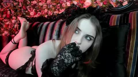 lilit_el_ online show from 12/18/25, 07:58