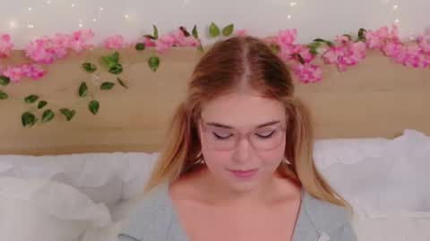 Snapshot of lilith_bonheur chatting on 12/19/25, 02:07 Lilith Bonheur online show from 12/19/25, 02:07