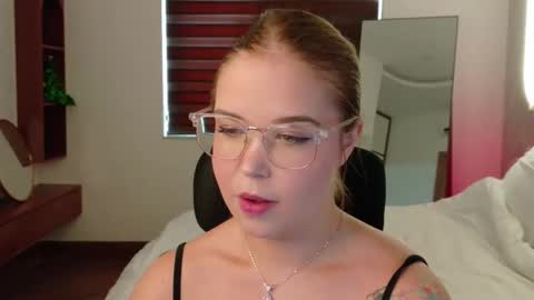 Snapshot of lilith_bonheur chatting on 04/05/26, 12:19 Lilith Bonheur online show from 04/05/26, 12:19
