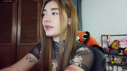 Snapshot of lilith_cruzz chatting on 10/21/25, 04:35 Lilith online show from 10/21/25, 04:35