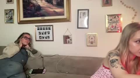 Snapshot of lill_daddysgirl chatting on 11/21/25, 02:32 lilldaddysgirl online show from 11/21/25, 02:32