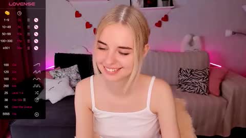 Snapshot of lillian_shine chatting on 12/05/25, 12:03 Lillian online show from 12/05/25, 12:03