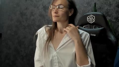 Snapshot of lillian_white1 chatting on 10/05/25, 12:20 lillian_white1 online show from 10/05/25, 12:20