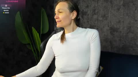lillian_white1 online show from 04/16/26, 01:06