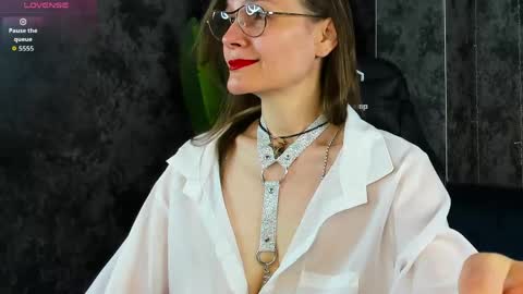 lillian_white1 online show from 05/19/26, 01:00