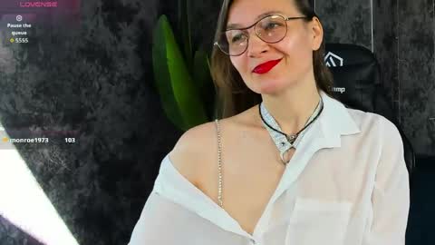 lillian_white1 online show from 05/19/26, 01:56