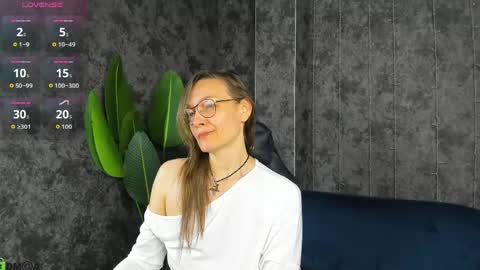 lillian_white1 online show from 05/24/26, 12:59