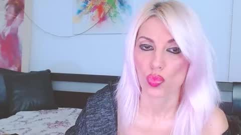 Lara online show from 01/10/25, 10:04