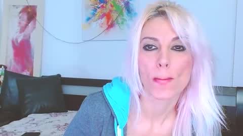 Lara online show from 01/12/25, 04:42