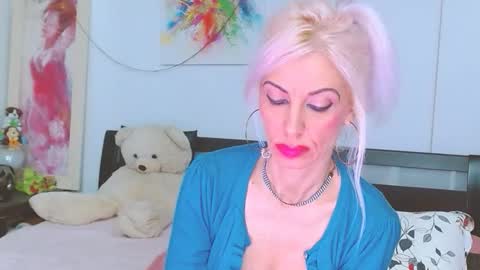 Snapshot of lillianasara chatting on 11/12/25, 12:44 Lara online show from 11/12/25, 12:44