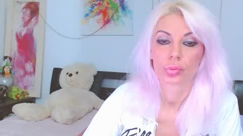 Snapshot of lillianasara chatting on 11/16/25, 07:30 Lara online show from 11/16/25, 07:30