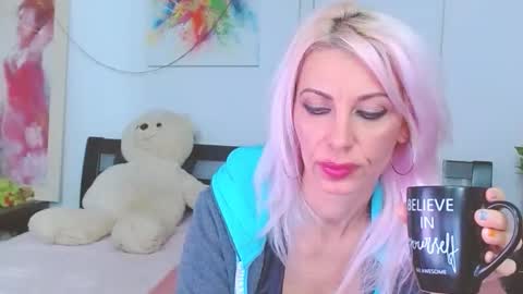 Snapshot of lillianasara chatting on 12/01/25, 11:32 Lara online show from 12/01/25, 11:32