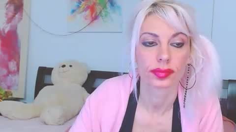 Snapshot of lillianasara chatting on 12/15/25, 01:32 Lara online show from 12/15/25, 01:32