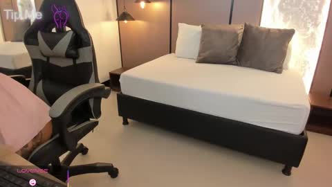 L I L L Y online show from 09/30/25, 12:21