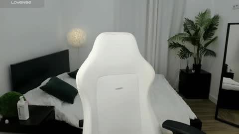 Lilly Colins online show from 12/24/24, 07:22