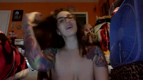 Snapshot of lillylushabae chatting on 09/13/25, 11:04 hi guys im back on here 3 online show from 09/13/25, 11:04