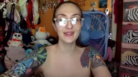 Snapshot of lillylushabae chatting on 10/07/25, 07:33 hi guys im back on here 3 online show from 10/07/25, 07:33