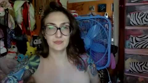 Snapshot of lillylushabae chatting on 10/18/25, 07:36 hi guys im back on here 3 online show from 10/18/25, 07:36