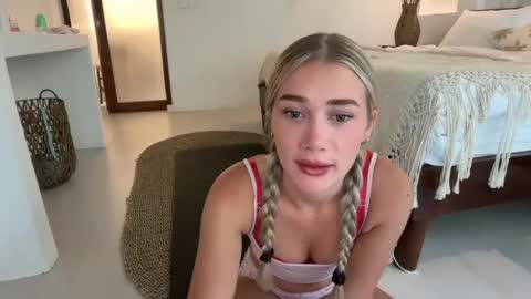 Snapshot of lillyyfaithh chatting on 04/18/26, 04:05 lilly online show from 04/18/26, 04:05