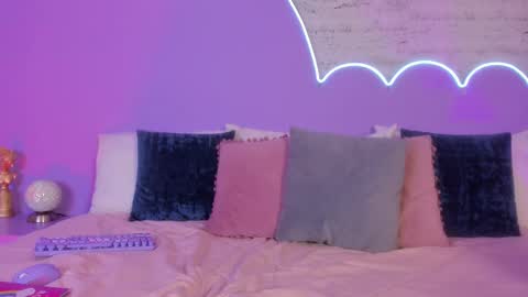 Snapshot of lilou_albrecht chatting on 10/31/25, 04:08 Lilou online show from 10/31/25, 04:08