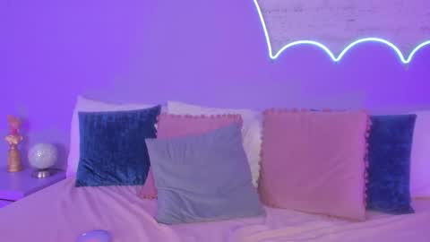 Snapshot of lilou_albrecht chatting on 11/08/25, 12:05 Lilou online show from 11/08/25, 12:05