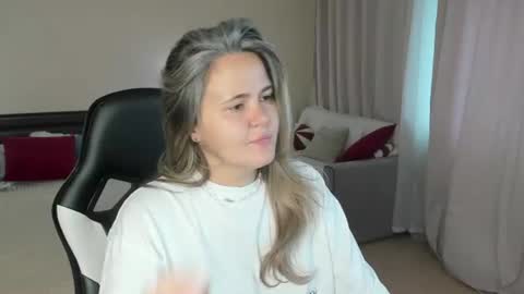 Lily online show from 07/08/26, 12:59