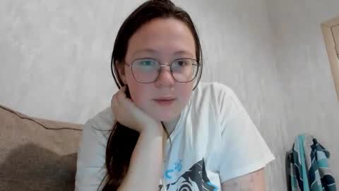 Snapshot of lily_cheys chatting on 10/14/25, 07:36 Lily Chays online show from 10/14/25, 07:36