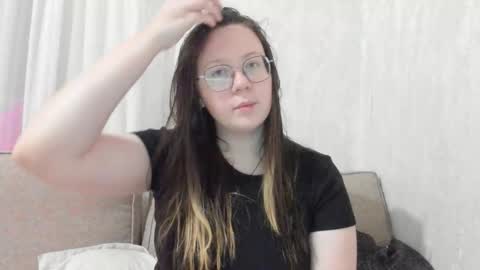 Snapshot of lily_cheys chatting on 01/10/26, 01:29 Lily Chays online show from 01/10/26, 01:29