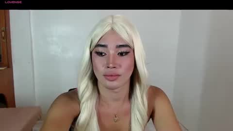 Snapshot of lily_darling chatting on 10/23/25, 11:42 Lily Darling online show from 10/23/25, 11:42