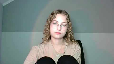 small lily online show from 09/08/25, 03:22
